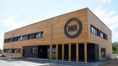 Bild: bgm
Als Dienstleistungsunternehmen wollte der Maschinenring ein repräsentatives Bürogebäude, das aus den anderen Bauten im Gewerbegebiet hervorsticht. Der überdachte Eingangsbereich auf Säulen heißt Mitglieder und Kunden willkommen.