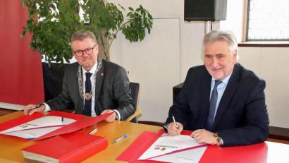 Bild: cog
Bei einem Festakt in Sulzbach-Rosenberg am 13. April besiegelten Bürgermeister Rudi Bertram (rechts) und Bürgermeister Michael Göth die Städtepartnerschaft. Jetzt folgt eine ähnliche Zeremonie in Eschweiler.