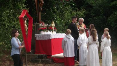 Bild: trj
Pfarrer Manfred Wundlechner (hier in Ilsenbach an einem der vier Altäre), zelebriert die feierliche Flurprozession und das Pfingstamt in St. Quirin. Auch die Kommunionkinder begleiten die Prozession.