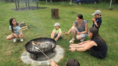 Bild: rgr
Das Stockbrot wurde am Pfingstfeuer gebacken. Die Kolpingsfamilie hatte dazu eingeladen.