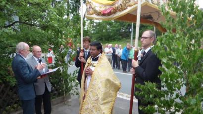Bild: mng
Betend und singend ziehen die Gläubigen der Pfarrei mit Pater Antony D'Cruz bei der traditionellen Flurprozession am Pfingstmontag durch die Straßen der Stadt.