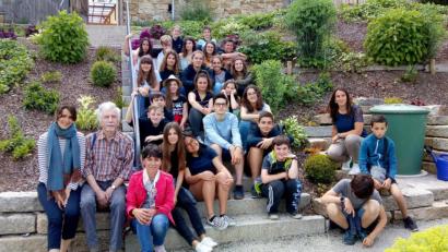 Bild: hev
Die Schüler des College Henri de Navarre/ Lycee George Sand genießen den Garten des Taubnschusterhauses.