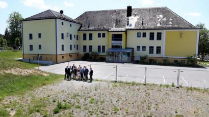 Bild: Gerhard Götz
Direkt vor dem Mehrgenerationenhaus in Wackersdorf soll ein kommunal betriebenes Ärztehaus entstehen.