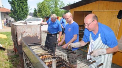 Bild: bey
Im Vordergrund schwitzen die Vereinsmitglieder am Holzkohlengrill um die Wette, im Hintergrund warten die Gäste geduldig auf eine gegrillte Makrele.