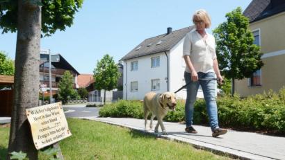 Bild: Gabi Schönberger
Hundebesitzerin Barbara Raß ist sauer. Sie hält die Schilder vor der Grundschule in Schirmitz für eine Beleidigung aller Hundebesitzer und vor einer Schule für völlig unangebracht.