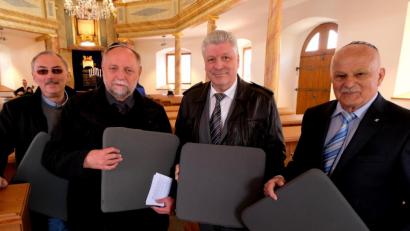 Bild: le
Werner Friedmann von der Jüdische Gemeinde Weiden, Pfarrer Alfons Forster, Vorsitzender der Gesellschaft für Christlich-Jüdische Zusammenarbeit Weiden, und Bürgermeister Günter Stich sowie Franz Häring, Schatzmeister der GCJZ, freuen sich über die nützliche Neuanschaffung. .