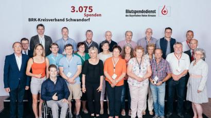 Bild: Guido Rehme
Der stellvertretende Vorsitzende des BRK-Kreisverbandes, Franz Schindler (links), zeichnete die langjährigen Blutspender aus.