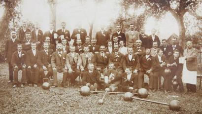 Bild: njn
Der Turnverein Erbendorf im Jahr 1904 im Frühlingsgarten. Mit auf dem Bild Gründungsvorstand Musikmeister Adam Kapl (zweite Reihe siebter von links), Ehrenbürger Theodor Roll (erste Reihe sitzend vierter von links) und Benefiziat Franz Seraphim Lederer (sitzend erster von rechts ... mit dem Griff zum Maßkrug)