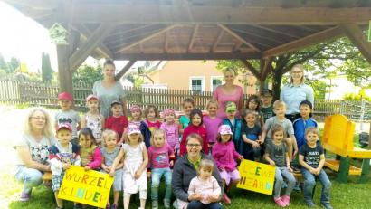 Bild: exb
Die Kleinen des Kindergartens in Wurz lüften voller Stolz das Geheimnis um ihre neuen Gruppennamen.