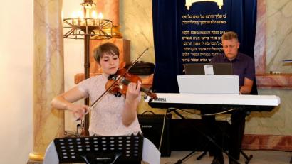 Bild: mef
Das Duo „Traumklänge“ mit Ramona Hösl und Jürgen Mösch begeistert mit Geige, Klavier und Gesang.