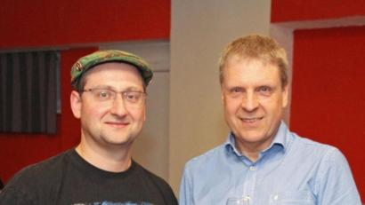 Bild: nm
Thomas Stetter (links) berichtet beim Fotoklub von der hohen Kunst der Whiskyherstellung. Dabei blieb es nicht. Zusammen mit Technischem Leiter Manfred Bock bot er den 40 Gästen Gelegenheit für Kostproben.