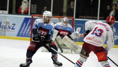 Bild: Gebert
Mirko Schreyer (links) trägt auch in der kommenden Saison wieder das Trikot der Blue Devils. Der 23-jährige Verteidiger verlängerte seinen Vertrag in Weiden.
