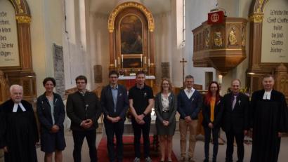 Bild: dob
In der Evangelischen Stadtkirche Vohenstrauß feierten 8 der insgesamt 11 Jubelkonfirmanden den Tag ihrer silbernen Konfirmation. Der damalige Stadtpfarrer Hermann Bock (links), der die jungen Christen konfirmierte, kam ebenfalls zu diesem denkwürdigen Tag. Stadtpfarrer Dieter Schinke (rechts) beglückwünschte die "Silbernen" ebenfalls.