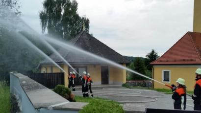 Bild: dob
Die Feuerwehrleute in Oberlind haben sich mit der Brandbekämpfung an ihren beiden Kirchen beschäftigt. Hier sind sie an der Filialkirche St. Thomas am Werk.