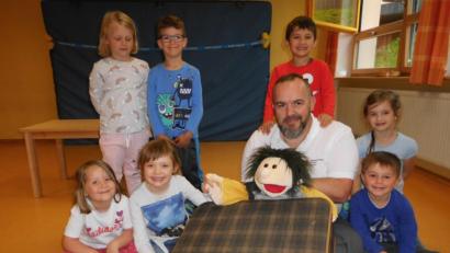 Bild: xs
Jürgen Göppl zeigt den Kindern unter anderem die stabile Seitenlage.