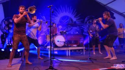 Bild: wro
"La Brass Banda" bedeutet fetzige Blasmusik im modernen Gewand. Barfüßig rocken sie das Festzelt.