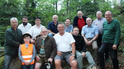 Bild: dl
Viele Gäste und Vereine gratulierten dem Jubilar Engelbert Lautenschlager (vorne, Dritter von links) zum 75. Geburtstag.