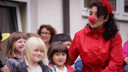 Bild: Rieger/exb
Oft sorgt ein Clown für Durcheinander. Rocco hat die Kinder aber auch im sanften Griff.