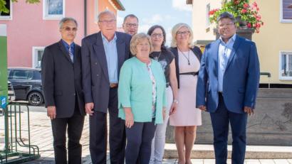 Bild: pml
Rosa Zwack (vorne, in der Mitte) mit Ehemann Wilhelm Zwack (Zweiter von links). Auch die beiden katholischen Geistlichen Pfarrer Puthenchira (links) und Pfarrvikar Yesu (rechts) und die Kinder des Ehepaars, Dominik, Astrid und Birgit (hinten, von links), feierten zusammen mit ihrer Mutter den 70. Geburtstag.