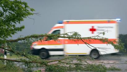 Bild: Karl-Josef Hildenbrand/dpa
In Oberbayern sorgte das Unwetter auch für Sanitäter für Arbeit: Zwei leicht Verletzte gab es wegen des Hagels.