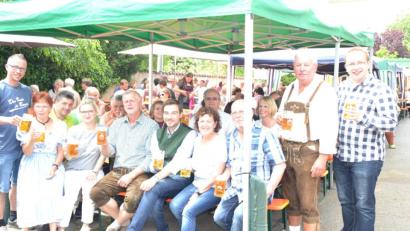 Bild: hcz
Unter die Leute mischen sich Landtagsabgeordneter Stephan Oetzinger und die CSU-Vertreter des Weidener Ostens.