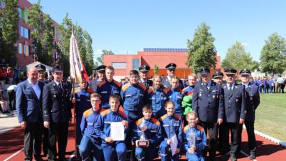 Bild: exb
Beim Bezirkswettbewerb der Feuerwehrjugend schaffte das Team aus Tirschenreuth den 1. Platz. Im Bild die erfolgreichen Teilnehmer mit Jugendleiter Sebastian Wiedemann (Dritter von links), Trainer Frank Altenhofen (Vierter von rechts) sowie Schiedsrichtern und Wettbewerbsleitern.