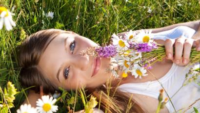 Bild:  Patrizia Tilly – stock.adobe.com
Ob Gebäude- und Bewohnerdichte, Lärm, Luftqualität, Straßennähe, freie Sicht oder Naturnähe – vieles wirkt bewusst und unbewusst auf das Gemüt.