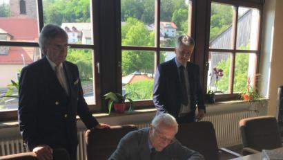 Bild: cro
Herzog Franz von Bayern trägt sich in das Goldene Buch der Gemeinde Flossenbürg ein.