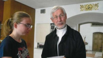 Bild: Ingrid Leser
Lisa Hutzler von der OWV-Jugend übergab 450 Euro an Pater Klaus Kniffki. Das Geld ist für die Suppenküche in Moldawien gedacht. Weitere 450 Euro gingen an die Mallersdorfer Schwester für ihre Arbeit in Rumänien.