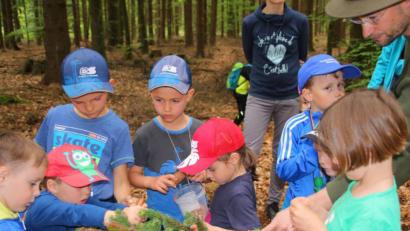 Bild: fvo
Waldtag des Kindergartens mit Jäger Markus Waldhier (rechts)