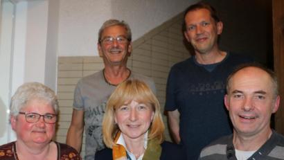 Bild: gru
Die Führungsspitze des Kneipp-Vereins Edelsfeld bilden (vorne, von links) Karin Wolf, Heidi Hiltel, Siegfried Meidenbauer, (hinten, von links) Hans Renner und Christian Schmid.