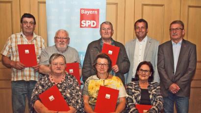 Bild: sön
Riedens Ortsvorsitzender Georg Söldner (stehend von rechts) und SPD-Kreisvorsitzender Uwe Bergmann gratulieren den Jubilaren Leonhard Stiegler, Hubert Söllner, Josef Walz sowie Gabriele Matern, Evelin Teich und Anna Stiegler.