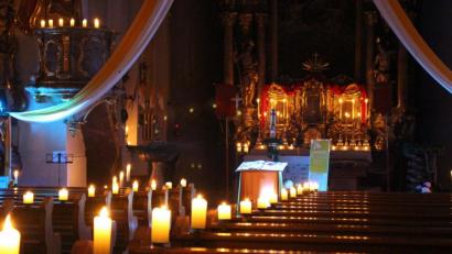 Bild: exb
Die katholische Kirche im Kerzenschein zur Nacht der Kirchen.