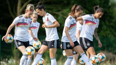 Bild: Sebastian Gollnow/dpa
Die Spielerinnen (von links) Johanna Elsig, Sara Doorsoun, Sara Däbritz und Dzsenifer Marozsan in Aktion.