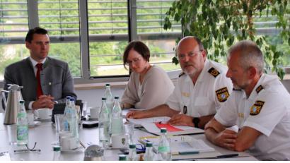 Bild: Thomas Dobler
Landrat Thomas Ebeling und die Abteilungsleiterin für Sicherheit, Maria Zweck, empfingen den neuen Polizeipräsidenten Norbert Zink und seinen Stellvertreter Thomas Schöniger (von links) im Landratsamt zum Sicherheitsgespräch.
