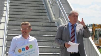 Bild: ang
Bürgermeister Werner Prucker bezeichnete den Bahnhaltepunkt Reuth als Aufwertung für die ganze Region und dankte besonders Landtagsabgeordneten Tobias Reiß für dessen Einsatz um die finanzielle Förderung der Bahnaufzüge.