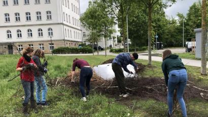 Bild: Katrin Schön/exb
Befüllen der Beete