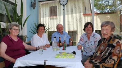 Bild: bsc
Als Hundertjährige hatte Maria Hanslmair (rechts) einen Wunsch frei. Sie besuchte ihr Heimatdorf Friedenfels und traf Familie und Freunde. Über die gemeinsamen Erinnerungen freuten sich Nichte Lisa Rauh (Zweite von rechts) sowie eine Abordnung der Seniorenvereinigung mit (von links) Erika Stock, Hedwig Wendl und Erwin Bächer.