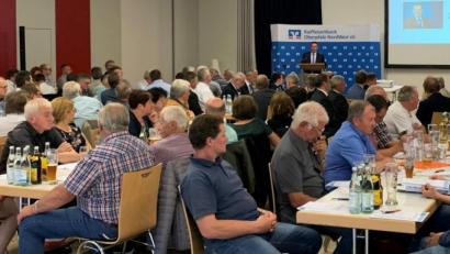 Bild: mez
Wie immer gut besucht war die Vertreterversammlung der Raiffeisenbank Oberpfalz NordWest eG im Foyer der Kemnather Mehrzweckhalle.