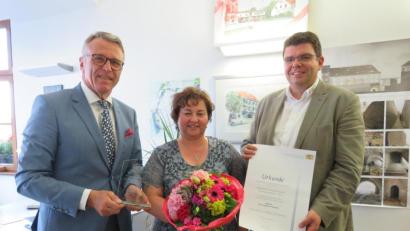 Bild: ubb
Bürgermeister Franz Stahl, Quartiersmanagerin Cornelia Stahl und BRK-Kreisgeschäftsführer Holger Schedl (von links) bedankten sich öffentlich bei allen, die zum Innovationspreis für "Leben Plus" beigetragen hätten und stellten die neuen Pläne der Institution vor.