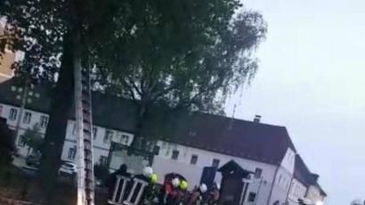Bild: Zimmermann
Leserin Suleika Zimmermann hat den Einsatz auf dem Handy festgehalten. Sie ruft die Feuerwehr wegen einer Katze im Baum, sieben Minuten später sind die Retter da. Würde die Anruferin in Niedersachsen wohnen, wäre sie vielleicht nicht so begeistert. Dort müsste sie wohl den Einsatz zahlen, und nicht die Gemeinde.