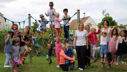 Bild: Nicole Koller
Die stolzen Kindergartenkinder zusammen mit den Erwachsenen (von links): Kindergartenleitung Irmgard Dietrich, Bianca Jahn, Nicole Vogel, Caroline Prechtl (alle drei vom Elternbeirat), Tania Ehbauer und Barbara Götz vom Förderverein des Kindergartens
