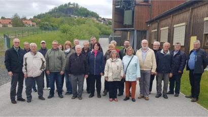 Bild: adj
Die Teilnehmer beim Besuch der Firma Witron stehen vor der Seilbahn, die den Materialaustausch zwischen den Werken 3 und 4 regelt.