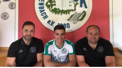 Bild: ref
Patrick Hofmann (Mitte), umrahmt von Trainer Faruk Maloku und Josef Nitzbon.