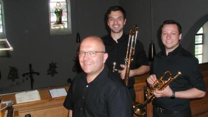 Bild: ld
Sie hätten gerne noch ein Stunde zugehört und auch gerne mehr bezahlt. Diese Feststellung drückt die Wirkung dieser "Sternstunde der Musik" aus, die die Besucher des überaus gut besuchten Konzerts erfahren haben. Walter Thurn (Orgel), René Bauer (Trompete) und Patrick Oroudji hatten Musik aus mehreren Epochen feierlich interpretiert.