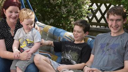 Bild: Petra Hartl
Martina Freibott (von links) sitzt mit Oskar, Robin und ihrem Gast-Sohn John aus den USA auf ihrer Hollywood-Schaukel im Garten. Bis Ende Juni ist der „große Bruder“ noch in Sulzbach, den Sommer verbringt er wieder zu Hause in Minnesota.