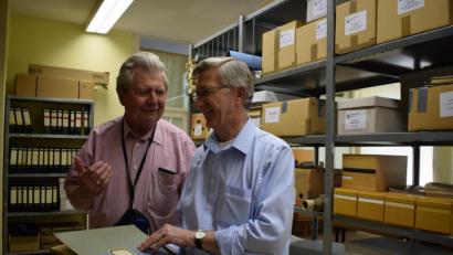 Bild: szl
Kreisheimatpfleger Robert Treml (links) aus Waldsassen und Josef Rösch, ehrenamtlicher Stadtarchivar in Bärnau, fachsimpeln über das Archivwesen. Das Bärnauer Stadtarchiv ist laut Treml mustergültig.