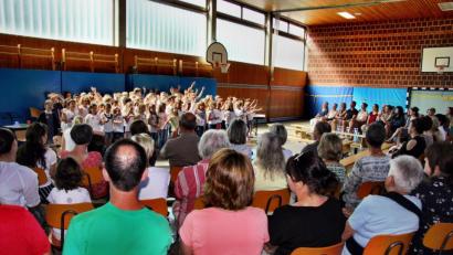 Bild: ds
Der große Chor aus den Schülerinnen und Schülern aller Klassen belebte den Gesang mit rhythmischen Bewegungen.