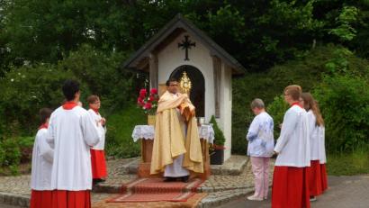 Bild: soj
Am ersten Altar im Hölzlashofer Weg spendete der Geistliche mit der Monstranz den Gläubigen seinen Segen.