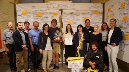 Bild: weu
Bürgermeisterin Birgit Höcherl (mit Zepter) und ihre Stellvertreter Josef Irlbacher (vierter von links) und Josef Höcherl (links) dankten dem siebenköpfigen Team (von rechts) des Büros Nonconform. Auch Regierungsvertreter Sebastian Betzold, städtebauliche Beraterin Barbara Wilnhammer (Fünfte von links) und Architekt Christian Schönberger (Dritter von links) zeigten sich angetan vom Ergebnis der drei Tage.